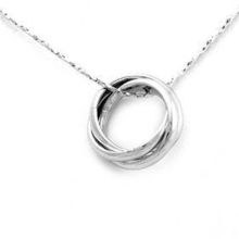 精致优雅的伊泰莲娜丽晶合金项链 立体环设计点亮珠宝魅力